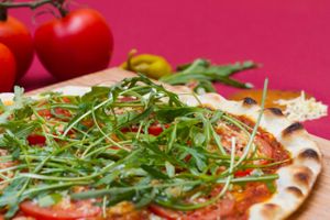 Pizza: Rocket Salad, Fresh Tomatoes & Garlic at Vistro in Hamburg