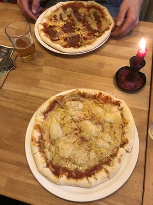 Augenstern (5 Käse) & Möchtegern-Salami Pizza at Vistro in Hamburg