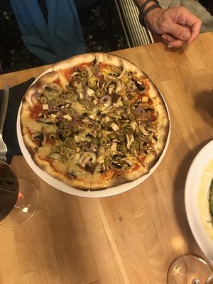 Pizza mit Oliven und Pilzen at Vistro in Hamburg