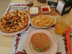 Hamburguesa vegana y pizza vegetariana at El Retiro de Isidora in Aranda De Duero
