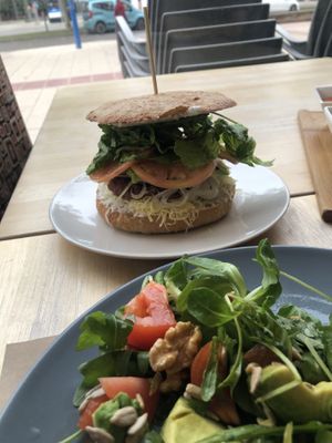 Hamburguesa Beyond y ensalada   at El Retiro de Isidora in Aranda De Duero