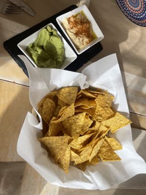 Nachos con hummus y guacamole  at El Retiro de Isidora in Aranda De Duero