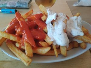 Patatas con salsas veganas at El Retiro de Isidora in Aranda De Duero