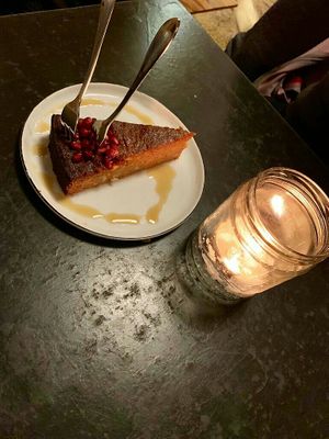 Cinnamon carrot cake at Orangebox in Munich