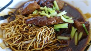 hong kong style braised noodle at Henry Vegetarian in East Singapore