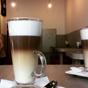 Kaffee mit Pflanzenmilch at Veggie Garden in Prague