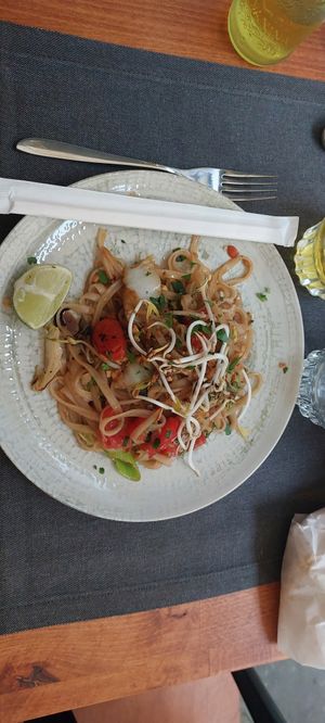 Pad thai at Quinoa in Florence