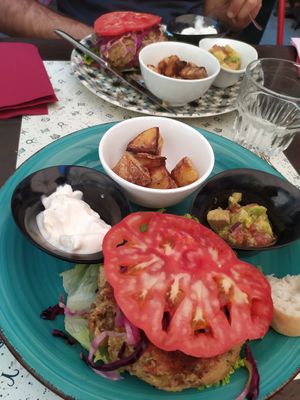 Burger di lenticchie al piatto at Quinoa in Florence