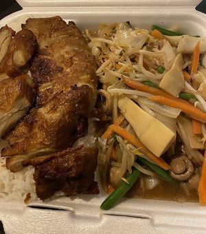 Crispy „chicken“ mit Reis und Gemüse als takeaways Gericht  at Veggie Delicious in Bielefeld