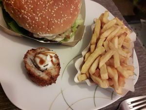 Avocadoburger und Sushi at Veggie Delicious in Bielefeld