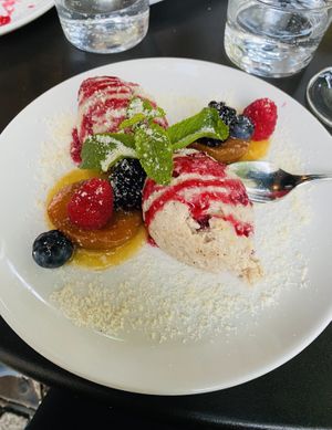 Milchreis mit Früchten at Kismet in Munich