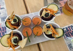 Aperitivo vegano gratuito con la bebida at Yerbabuena - Bordadores in Madrid