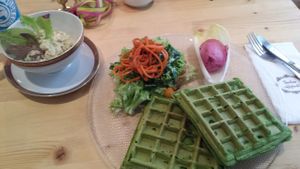 Spinatwaffeln mit Rote Beete Nockerl und Salat.
Dazu etwas falschen Eiersalat. at Die Leckereienfabrik in Berlin