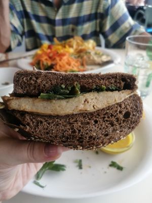Prego à marcelino (bife de seitan e espinafres salteados) com queijo vegan at Marcelino Beach Club in Costa Da Caparica
