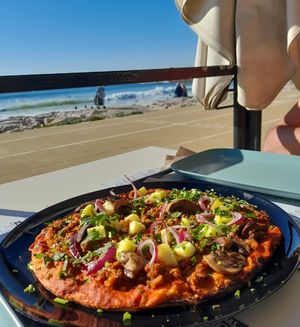 Pizza vegan com bolonhesa de soja at Marcelino Beach Club in Costa Da Caparica