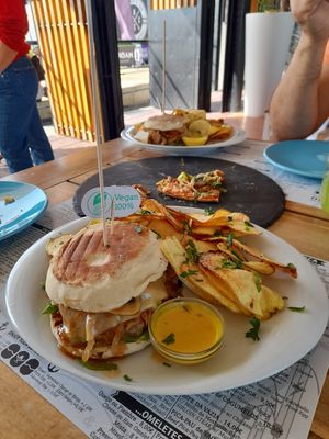 Hambúrgueres vegan at Marcelino Beach Club in Costa Da Caparica