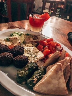 Watermelon mojito and tasting plate on the starters menu 👌🏽 at Pita Pita in El Pizzaiole in Granada