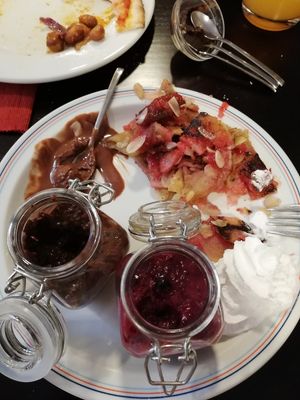 Nachtisch beim veganen Brunch: versch. Puddingssorten, vegane Sahne, Pflaumenpancakes at Bei Tony - Ellerstraße in Osnabruck