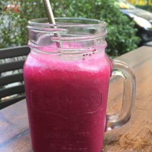 beet strawberry smoothie at SUSI in Metro Manila