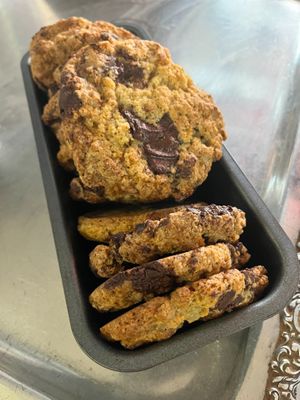 Chocolate chip cookies at Lost Weekend in Munich