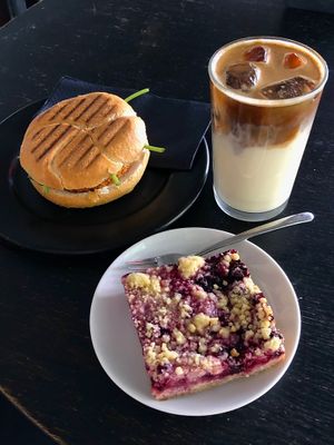 „Schnitzel“ Semmel, Beeren Streusel, kalte Latte  at Lost Weekend in Munich