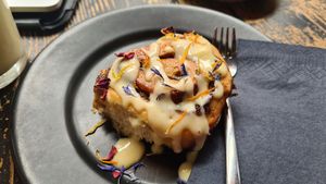 Cinnamon roll with vanilla sauce at Lost Weekend in Munich