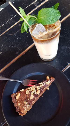 Iced coffee with mint, peanut chocolate tarte at Lost Weekend in Munich