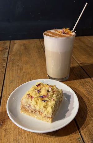 Apple Crumble & Chai Latte at Lost Weekend in Munich