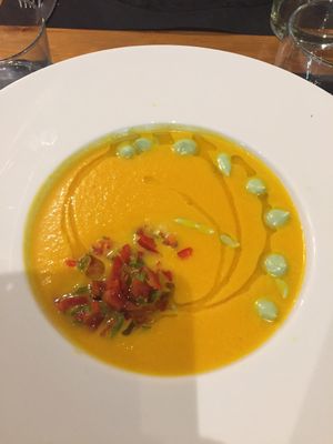 Crema de pastanaga amb alvocat at La Barricona in Ripoll