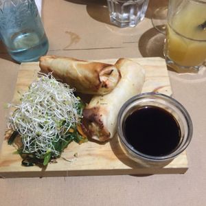 rollls with yakayori sauce at Vegetalia - Gotico in Barcelona