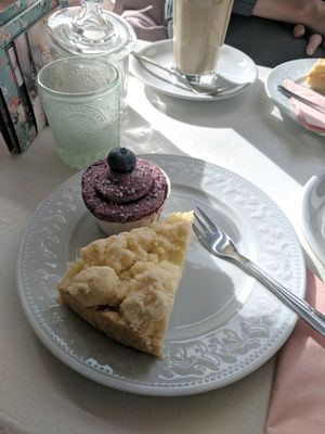 Blueberry cupcake and pear crumble at Pennycakes in Cologne
