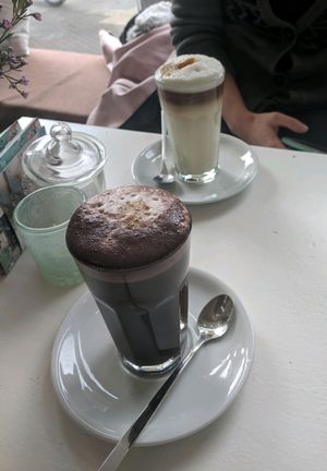 Dark chocolate latte and latte macchiato at Pennycakes in Cologne