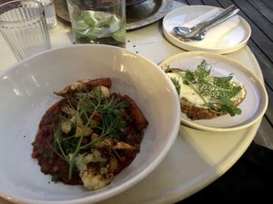 Żółty łubin w pomidorach z roślinnym boczkiem • Yellow lupine with tomatoes and plant-based bacon meat🌱 at Nadzieja JE SUS in Poznan