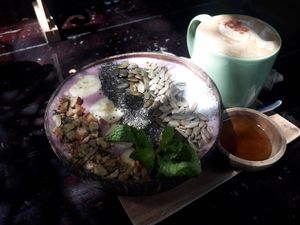 Smoothie bowl & coffee at Karma Kafe in Koh Phangan