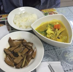 滷杏包菇+咖喱飯 at Yuènán YǎngShēng SùShí 越南養身素食 in Taipei