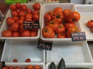 fresh organic produce and vegan products at La Caracola in Malaga