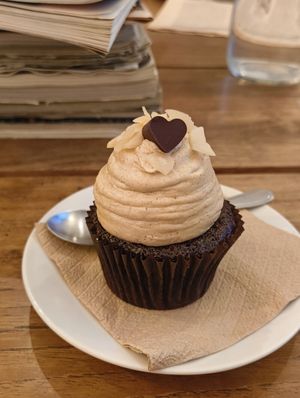 Almond cupcake at Brass Monkey in Vienna