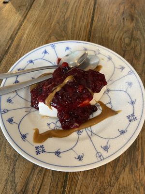 Vegan cheesecake with forest fruits and caramel  at Burgerlijk in Maastricht