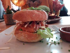 TEMPÉ BURGER
Tempé burger met gado gado saus, taugé, zoetzure groentjes en huisgemaakte sambal
Tempeh burger with gad gad sauce, bean sprouts, pickled vegetables and homemade sa at Burgerlijk in Maastricht