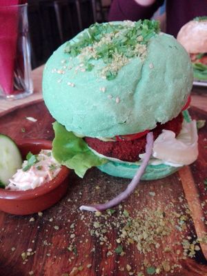 ZEEWIER-SOJABURGER
Kombu zeewier, sojabonen, wasabimayo, avocado & wakame salade
Kombu seaweed, soy beans, wasabi mayonnaise, avocado & wakame salad at Burgerlijk in Maastricht