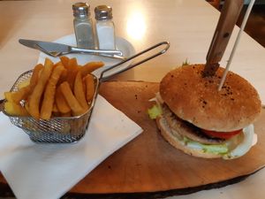 Endoori burger with fries at Hofcafe in Bamberg