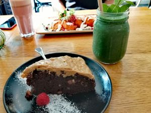 Peanut butter chocolate cake and a green smoothie at VEVAY in Frankfurt