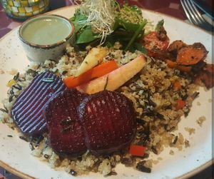 Qinoa-Wildreis mit Avocado, Süßkartoffel, Rote Beete, Pastinake, Wildkräuter, Hanfsamen und Spirulina Dressing at VEVAY in Frankfurt