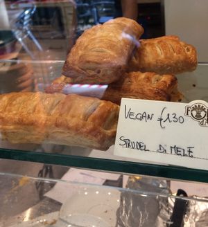 Vegan apple strudel at Brunchy Bar in Padua