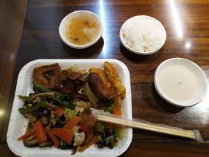 Plate by weight and soy milk, rice and soup included at Yuè Dé SùShí Guǎn 悅德素食館 in Jiaoxi