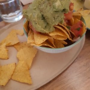 Tortillachips with guacamole at Greenway in Antwerpen