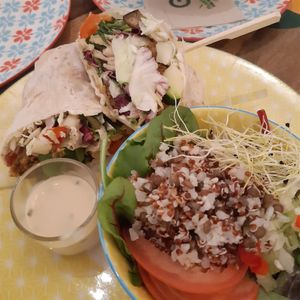 Falafelwrap with seasonal salad at Greenway in Antwerpen