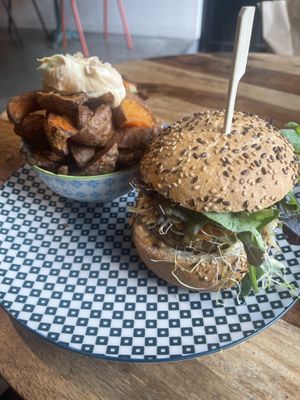 Magic mushroom burger and sweet potato wedges at Greenway in Antwerpen