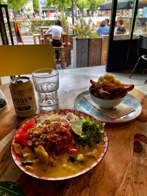 Classic curry and sweet potato chips in the side!  at Greenway in Antwerpen