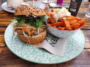 Mushroom burger and sweet potatoes at Greenway in Antwerpen